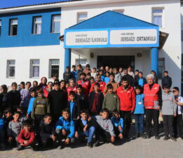 Gevaş’ta Kızılay’dan çocuklara iyilik dolu bir gün