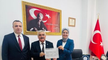 Mazbatalar, İlçe Seçim Kurulu Başkanı Hâkim Derya Şahin Özer tarafından takdim edildi.