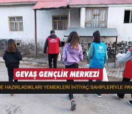 GEVAŞ GENÇLİK MERKEZİ EVLERİNDE HAZIRLADIKLARI YEMEKLERİ İHTİYAÇ SAHİPLERİYLE PAYLAŞIYOR