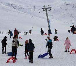 ABALI KAYAK TESİSİ, YETERSİZ KAR YAĞIŞI NEDENİYLE SEZONU GEÇ AÇTI