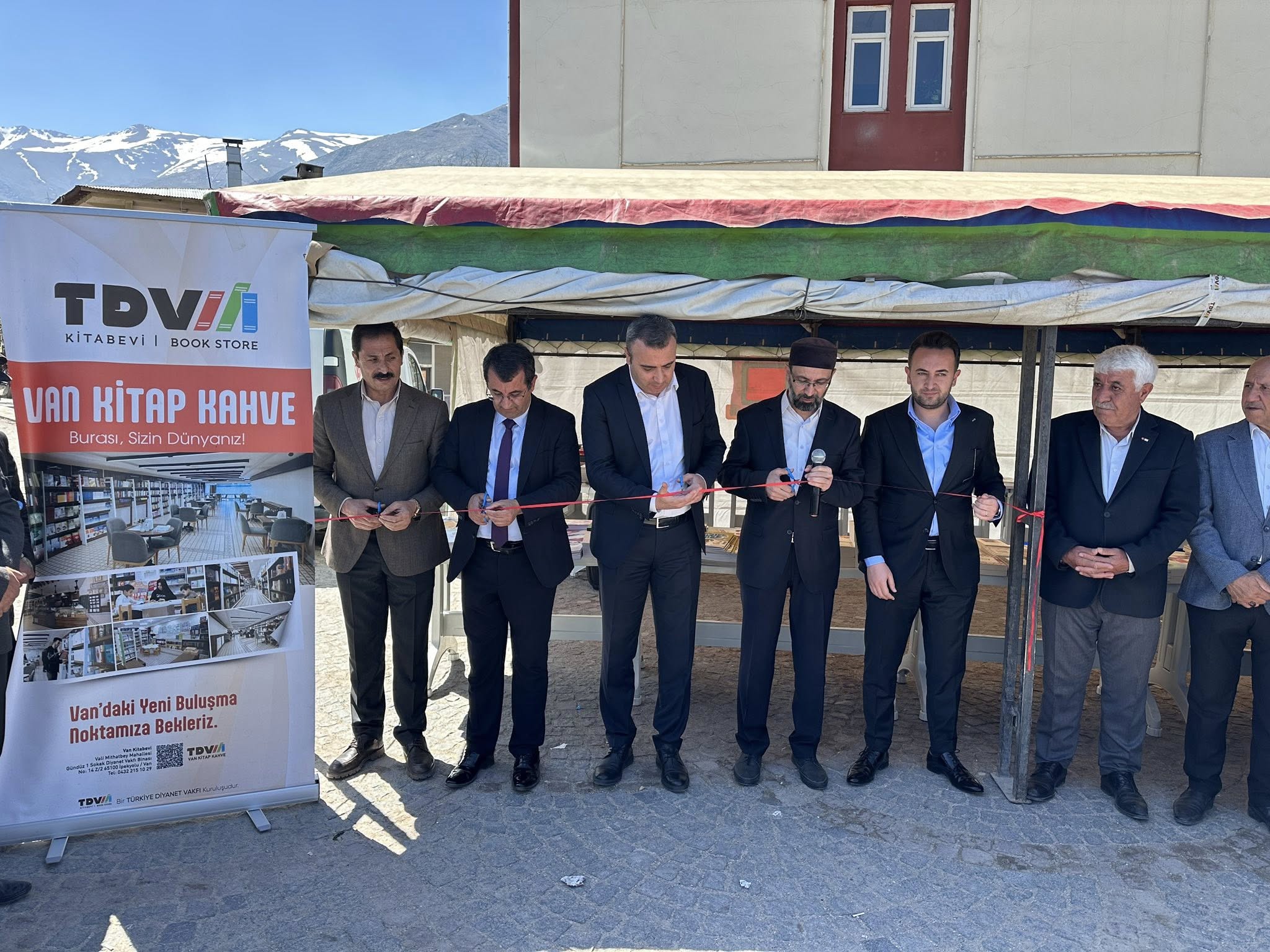 GEVAŞ’TA  KİTAP FUARI AÇILDI