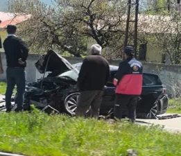 Gevaş’ta Trafik Kazası:  Otomobil Refüje Çarparak Takla Attı, 1 Yaralı