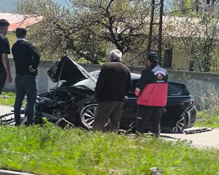 Gevaş’ta Trafik Kazası:  Otomobil Refüje Çarparak Takla Attı, 1 Yaralı