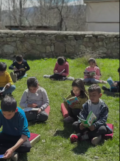Baharın Tadını Çıkaran Gül Yüzlü Çocuklar: Uysal İlkokulu’ndan Kitap Okuma Etkinliği