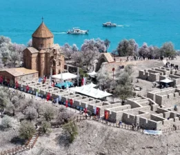3. Akdamar Adası Badem Çiçeği Festivali Renkli Görüntülerle Sona Erdi