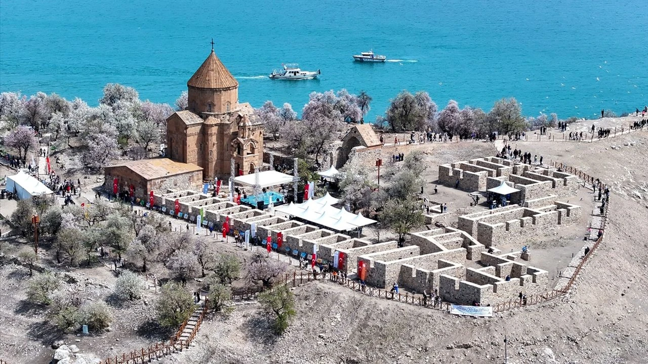 3. Akdamar Adası Badem Çiçeği Festivali Renkli Görüntülerle Sona Erdi